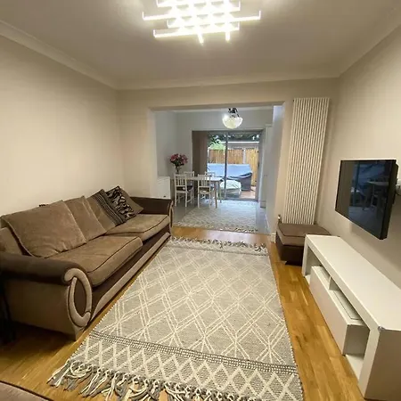 Cheviot 2 Bed Apartment London Exterior photo